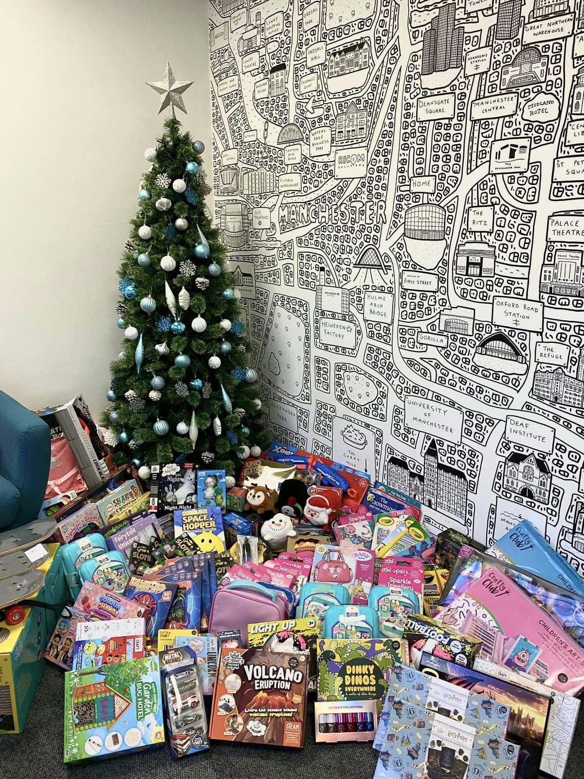 Generous RECOM Volunteers Spread Festive Cheer with 100+ Hours of Support